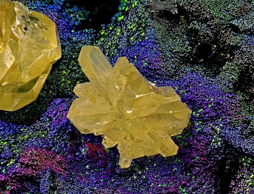 Cerussite on Goethite<br />Corta San Valentín, Sancti Espíritu, Sierra Minera de Cartagena-La Unión, La Unión, Comarca Campo de Cartagena, Región de Murcia (Murcia), España<br />8 mm<br /> (Author: Carlos Pareja)