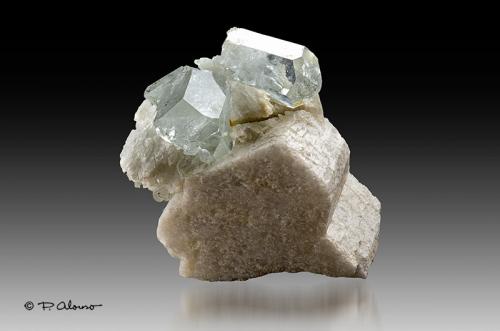Berilo (variedad aguamarina)  sobre matriz de Feldespato<br />Mungo, Valle Shigar, Distrito Shigar, Gilgit-Baltistan (Áreas del Norte), Paquistán<br />4,5cm x 3,3xm x 2cm<br /> (Autor: Pere Alonso)