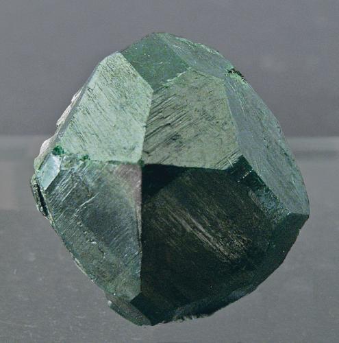 Uvarovita<br />Mina Mokkivaara, Outokumpu, Tornio, Región Laponia, Finlandia<br />1.4 × 1.3 × 1.1 cm<br /> (Autor: Jordi Fabre)