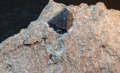 Dolomita (variedad teruelita)<br />Afloramiento del Keuper, Carretera CV-35, Domeño, Comarca Los Serranos, Valencia / València, Comunidad Valenciana / Comunitat Valenciana, España<br />6 x 6 cm .<br /> (Autor: Felipe Abolafia)