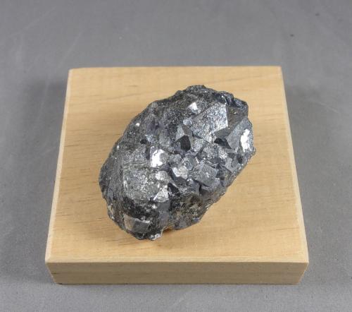 Nickelskutterudita<br />Mina Ightem, Distrito minero Bou Azzer, Provincia Zagora, Región Drâa-Tafilalet, Marruecos<br />4,2 x 3,1 x 2,7 cm.,  100,3 g.<br /> (Autor: J. G. Alcolea)