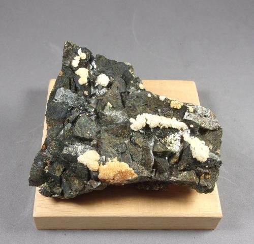 Calcopirita<br />Mina Cavnic, zona minera Cavnic, Cavnic, Maramures, Rumanía<br />7,6 x 6,9  3,1 cm.<br /> (Autor: J. G. Alcolea)