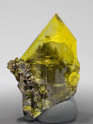 Anglesita con inclusiones de Galena<br />Pozo IX (Puit IX), Touissit, Distrito Touissit, Provincia Jerada, Región Oriental, Marruecos<br />5.2 × 3.4 × 1.6 cm<br /> (Autor: Jordi Fabre)