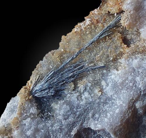 Antimonita<br />Minas de la Nazarena, Almuradiel, Mancomunidad Manserja, Ciudad Real, Castilla-La Mancha, España<br />grupo de cristales de 2cm x 0,5 cm<br /> (Autor: srm13151)
