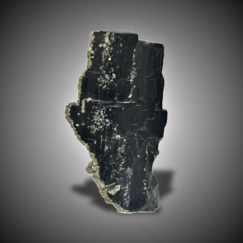 Ferberita y Siderita<br />Minas da Panasqueira, Aldeia de São Francisco de Assis, Covilhã, Castelo Branco, Cova da Beira, Centro, Portugal<br />8,5x4,5cm.<br /> (Autor: castrominerals)