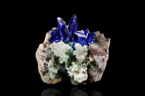 Linarite<br />Grand Reef Mine, Laurel Canyon, Grand Reef Mountain, Klondyke, Aravaipa District, Graham County, Arizona, USA<br />4 x 3.5 x 4 cm / main crystal: 2 cm<br /> (Author: MIM Museum)
