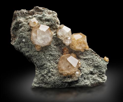 Analcime<br />Zona minera Daye, Edong, Daye, Prefectura Huangshi, Provincia Hubei, China<br />12.5 x 6 x 11 cm / main crystal: 3.2 cm<br /> (Author: MIM Museum)