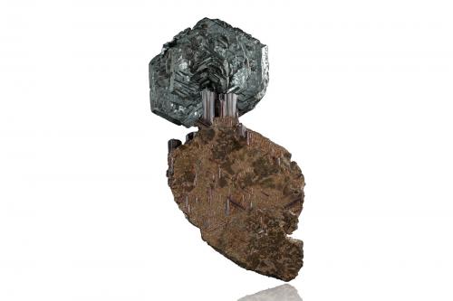 Rutile with Hematite<br />Ambatofinandrahana District, Amoron'i Mania Region, Madagascar<br />8 x 3.5 x 13.5 cm / main crystal: 4.5 cm<br /> (Author: MIM Museum)