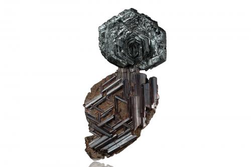 Rutile with Hematite<br />Ambatofinandrahana District, Amoron'i Mania Region, Madagascar<br />8 x 3.5 x 13.5 cm / main crystal: 4.5 cm<br /> (Author: MIM Museum)
