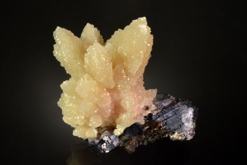 Calcite<br />Mina La Cobriza, Municipio Villa de la Paz, San Luis Potosí, México<br />7.6 x 7.3 x 4.5 cm<br /> (Author: Michael Shaw)