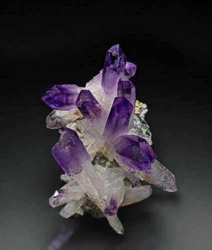 Quartz (variety amethyst)<br />Piedra Parada (Las Vigas), Municipio Tatatila, Veracruz (Veracruz de Ignacio de la Llave), Mexico<br />7.0 x 8.5 cm<br /> (Author: am mizunaka)