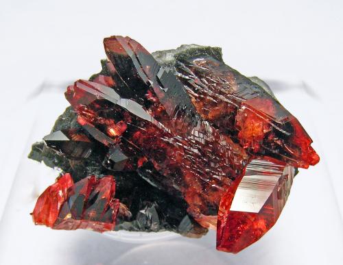 Rodocrosita con Manganita<br />Mina N'chwaning I, Zona minera N'Chwaning, Kuruman, Kalahari manganese field (KMF), Provincia Septentrional del Cabo, Sudáfrica<br />2.5 × 1.9 × 1.2 cm<br /> (Autor: Jordi Fabre)