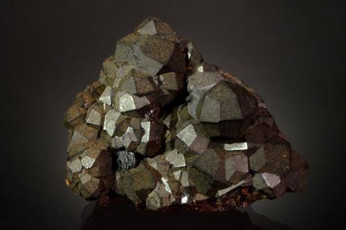 Andradite<br />Mega Horio, Isla de Serifos, Islas Cícladas, Prefectura de las Cícladas, Egeo meridional, Grecia<br />7.5 x 5.8 x 3.6 cm<br /> (Author: Michael Shaw)