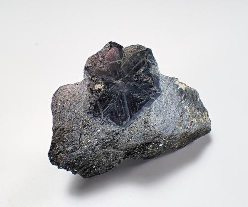 Chrysoberyl (variety alexandrite)<br />Carnaíba mining district, Campo Formoso ultramafic complex, Pindobaçu, Centro-Norte Baiano, Bahia, Northeast Region, Brazil<br />58 mm x 50 mm x 25 mm<br /> (Author: Don Lum)