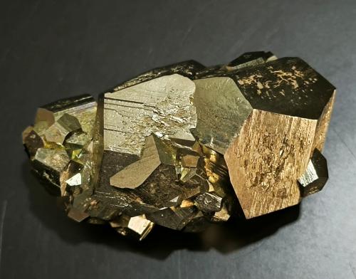 Pirita<br />Ambas Aguas (Ambasaguas), Muro de Aguas, Comarca Arnedo, La Rioja, Spain<br />64 mm x 40 mm x 35 mm Cristal mayor: 34 mm Masa: 194 g<br /> (Autor: Carles Millan)