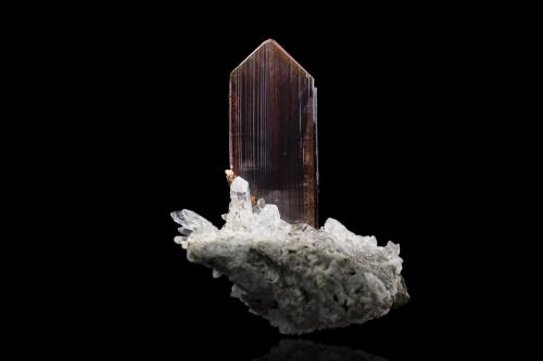 Brookite with Quartz<br />Thurdook mining area, Zard Mountains, Ras Koh Mountains, Kharan District, Balochistan (Baluchistan), Pakistan<br />6 x 8 x 7 cm / main crystal: 5.5 cm<br /> (Author: MIM Museum)