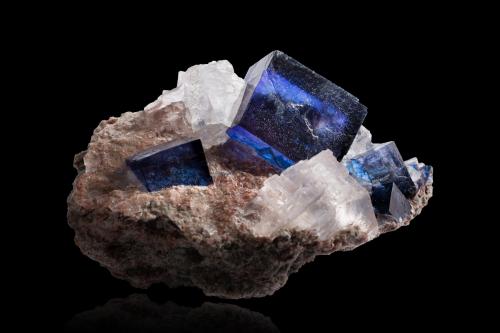 Halite with Sylvite<br />Kerr McGee Mine, 10th ore zone, 'frozen blue' seam, Carlsbad Potash District, Eddy County, New Mexico, USA<br />19 x 14 x 11 cm / main crystal: 8.2 cm.<br /> (Author: MIM Museum)