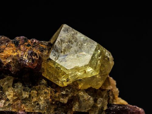 Londonita<br />Mina Antsongombato, Antsentsindrano, Anosiarivo Manapa, Distrito Betafo, Region Vakinankaratra, Madagascar<br />7 mm<br /> (Autor: Borja Sainz de Baranda)