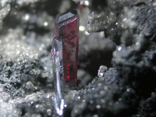 Proustita<br />Las Cruces Mine, Gerena-Guillena-Salteras, Comarca Sierra Norte, Seville, Andalusia, Spain<br />Cristal 1 cm<br /> (Autor: Cesar M. Salvan)