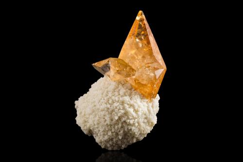 Calcite with Baryte<br />Elmwood Mine, Carthage, Central Tennessee Ba-F-Pb-Zn District, Smith County, Tennessee, USA<br />12.5 x 20 x 9 cm / main crystal: 12.2 cm<br /> (Author: MIM Museum)