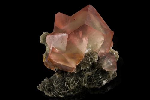 Fluorite on Mica (Group)<br />Chumar Bakhoor, Hunza Valley, Nagar District, Gilgit-Baltistan (Northern Areas), Pakistan<br />17 x 14 x 10 cm / main crystal: 10.4 cm<br /> (Author: MIM Museum)