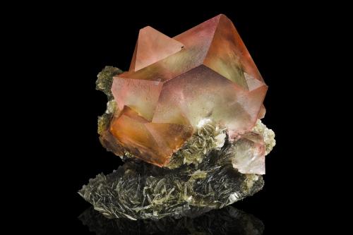 Fluorite on Mica (Group)<br />Chumar Bakhoor, Hunza Valley, Nagar District, Gilgit-Baltistan (Northern Areas), Pakistan<br />17 x 14 x 10 cm / main crystal: 10.4 cm<br /> (Author: MIM Museum)