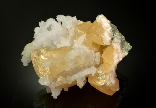 Calcite<br />Cantera Malad, Malad, Mumbai (Bombay), Distrito Mumbai, Maharashtra, India<br />7.3 x 6.0 x 3.6 cm<br /> (Author: Michael Shaw)