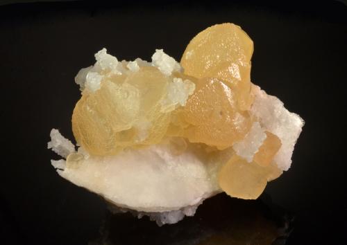 Calcite<br />Cantera Malad, Malad, Mumbai (Bombay), Distrito Mumbai, Maharashtra, India<br />7.3 x 6.0 x 3.6 cm<br /> (Author: Michael Shaw)
