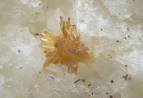 Wulfenita<br />Labores mineras del paraje Matagallar, Coín, Comarca Valle del Guadalhorce, Málaga, Andalucía, España<br />Campo de visión de 1 mm.<br /> (Autor: Antonio Carmona)