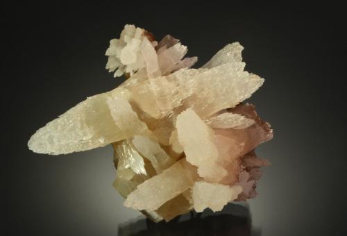 Calcite<br />Mina Minerva I, Grupo Ozark-Mahoning, Sub-Distrito Cave-in-Rock, Condado Hardin, Illinois, USA<br />8.8 x 7.1 x 5.0 cm<br /> (Author: Michael Shaw)