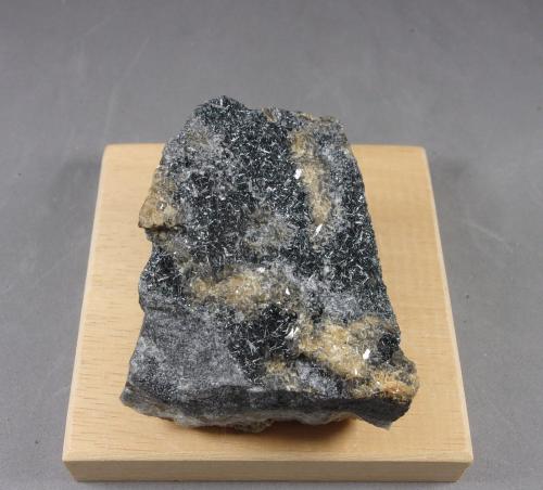 Jamesonita<br />Clausthal-Zellerfeld, Distrito Goslar, Harz, Baja Sajonia/Niedersachsen, Alemania<br />5,2 x 5 x 4,6 cm.<br /> (Autor: J. G. Alcolea)