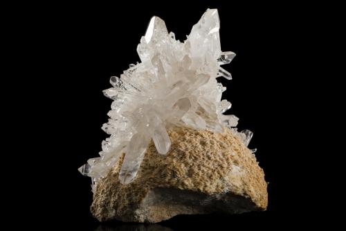 Quartz on Baryte<br />Les Ribots, Huez, Grenoble, Isère Departament, Auvergne-Rhône-Alpes, France<br />21 x 20 x 25 cm / main crystal: 8.4 cm<br /> (Author: MIM Museum)