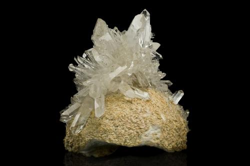 Quartz on Baryte<br />Les Ribots, Huez, Grenoble, Isère Departament, Auvergne-Rhône-Alpes, France<br />21 x 20 x 25 cm / main crystal: 8.4 cm<br /> (Author: MIM Museum)