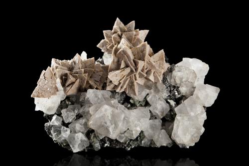 Helvine with Fluorite<br />Hexigten Banner (Kèshíkèténg Qí), Chifeng (Ulanhad), Inner Mongolia Autonomous Region, China<br />15 x 10 x 9 cm / main crystal: 2.5 cm.<br /> (Author: MIM Museum)