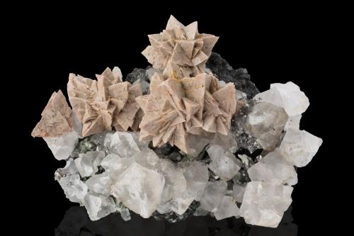 Helvine with Fluorite<br />Hexigten Banner (Kèshíkèténg Qí), Chifeng (Ulanhad), Inner Mongolia Autonomous Region, China<br />15 x 10 x 9 cm / main crystal: 2.5 cm.<br /> (Author: MIM Museum)