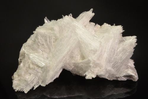 Hydroboracite<br />Cantera Kohnstein, Niedersachswerfen, Distrito Nordhausen, Turingia/Thüringen, Alemania<br />9.2 x 5.3 x 3.1 cm.<br /> (Author: Michael Shaw)