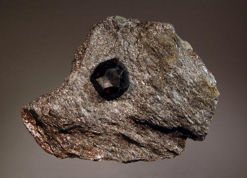 Almandine<br />Garnet Ledge, Wrangell, Isla Wrangell, Wrangell-Petersburg, Alaska, USA<br />7.1 x 5.4 x 2.0 cm<br /> (Author: Michael Shaw)