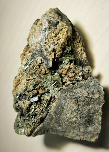 Epidota, Grosularia<br />Minas Costabona, Prats-de-Mollo-la-Preste, Haut Vallespir, Céret, Departamento Pirineos Orientales, Occitanie, Francia<br />105 mm x 70 mm. Cristal mayor: 17 mm. Masa: 360 g.<br /> (Autor: Carles Millan)