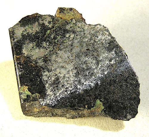 Hierro [Iron]<br />Macizo Khungtukun, Rio Malaya Romanikha, Khatanga, Distrito Taymyrsky Dolgano-Nenetsky, Península Taimyr, Krasnoyarsk Krai, Rusia<br />5 x 3,5 x 0,8 cm<br /> (Autor: Frederic Varela)