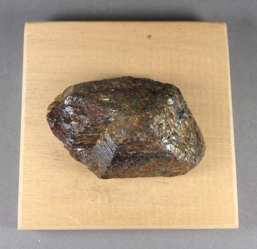 Rutilo<br />Horcajuelo de la Sierra, Comarca Sierra Norte, Comunidad de Madrid, España<br />6,1 x 4 x 2,5 cm.  Peso 104,7 g.<br /> (Autor: J. G. Alcolea)