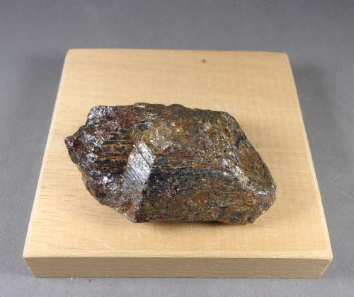 Rutilo<br />Horcajuelo de la Sierra, Comarca Sierra Norte, Comunidad de Madrid, España<br />6,1 x 4 x 2,5 cm.  Peso 104,7 g.<br /> (Autor: J. G. Alcolea)