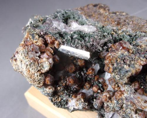 Bismutinita<br />Mina Creole, distrito minero Lincoln, Condado Beaver, Utah, USA<br />8,9 x 5,5 x 4,9 cm.<br /> (Autor: J. G. Alcolea)