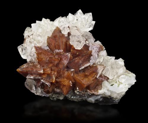 Genthelvite with Quartz<br />Hexigten Banner (Kèshíkèténg Qí), Chifeng (Ulanhad), Inner Mongolia Autonomous Region, China<br />6 x 5 x 5 cm / main crystal: 1.6 cm<br /> (Author: MIM Museum)