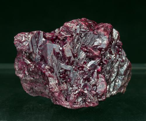 Proustita<br />Chañarcillo, Provincia Copiapó, Región Atacama, Chile<br />3 × 1.8 × 2 cm<br /> (Autor: Jordi Fabre)