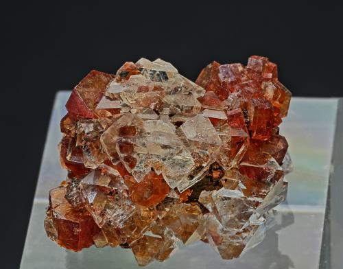 Pyrosmalite, Fluorite<br />Broken Hill, Yancowinna County, New South Wales, Australia<br />1.8 x 1.5 x 1.0 cm<br /> (Author: am mizunaka)