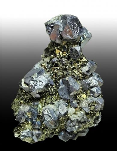 Galena, Pirita<br />Mina Huanzala, Distrito Huallanca, Provincia Dos de Mayo, Departamento Huánuco, Perú<br />65 mm x 45 mm Cristal mayor: 14 mm Masa:<br /> (Autor: Carles Millan)