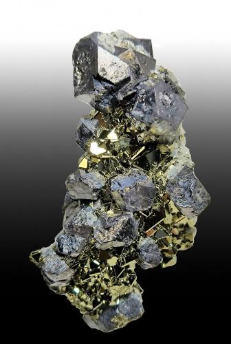 Galena, Pirita<br />Mina Huanzala, Distrito Huallanca, Provincia Dos de Mayo, Departamento Huánuco, Perú<br />65 mm x 45 mm Cristal mayor: 14 mm Masa: &#8776;128 g<br /> (Autor: Carles Millan)