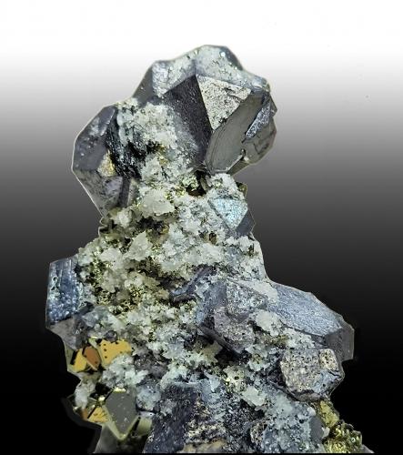 Galena, Pirita<br />Mina Huanzala, Distrito Huallanca, Provincia Dos de Mayo, Departamento Huánuco, Perú<br />65 mm x 45 mm Cristal mayor: 14 mm Masa: &#8776;128 g<br /> (Autor: Carles Millan)