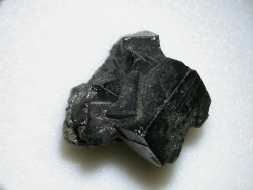 Uraninita<br />Mina Shinkolobwe (Mina Kasolo), Shinkolobwe, Cinturón de cobre de Katanga, Katanga (Shaba), República Democrática del Congo (Zaire)<br />cristal arista 1 cm<br /> (Autor: Cesar M. Salvan)