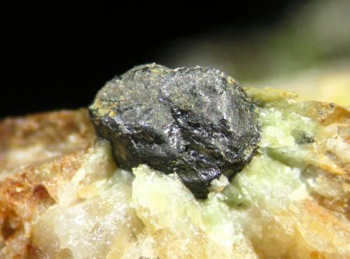 Uraninita<br />Mina Diéresis, Puerto del Cabril, Hornachuelos, Comarca Valle Medio del Guadalquivir, Córdoba, Andalucía, España<br />cristal 0.5 cm<br /> (Autor: Cesar M. Salvan)